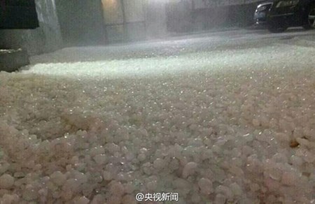 Lớp đ&aacute; phủ k&iacute;n mặt đường sau trận mưa đ&aacute; tại th&agrave;nh phố Lạc Dương, Trung Quốc. Ảnh Sina