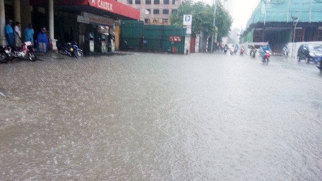 Ngay khi xảy ra mưa, công ty thoát nước Hà Nội đã huy động cán bộ công nhân viên hiện ứng trực trên địa bàn để vớt rác tại miệng cống, khơi thông dòng chảy, vệ sinh mặt đường. Ảnh Dân Trí Ngay khi xảy ra mưa, công ty thoát nước Hà Nội đã huy động cán bộ công nhân viên hiện ứng trực trên địa bàn để vớt rác tại miệng cống, khơi thông dòng chảy, vệ sinh mặt đường. Ảnh Dân Trí