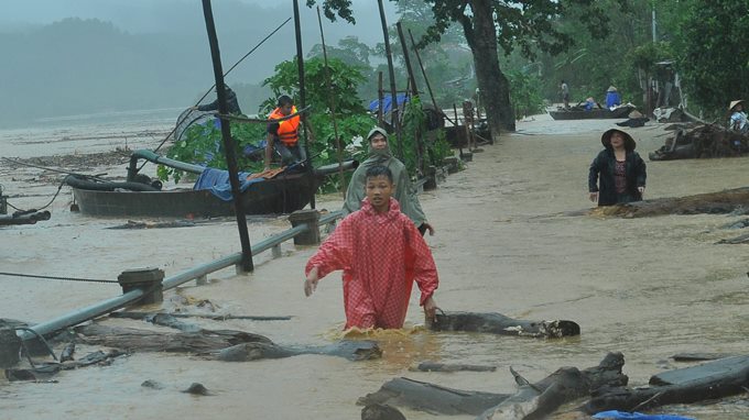 Nhiều người d&acirc;n bất chấp mưa lớn, lũ qu&eacute;t m&agrave; lao v&agrave;o d&ograve;ng nước &lsquo;h&ocirc;i&rsquo; xe đạp, xe m&aacute;y