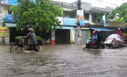 Giao thông và cuộc sống người dân bị đảo lộn vì ngập lụt. Ảnh Dân Trí