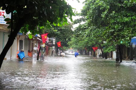 Đường Hàn Thuyên, TP.Nam Định ngập trong nước. Ảnh Dân Trí