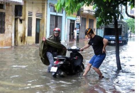 Mưa lớn gây ngập nhiều tuyến phố ở TP.Nam Định. Ảnh TTXVN
