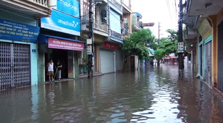 Mưa đã tạnh nhưng tại TP.Nam Định nhiều phố vẫn chìm trong nước. Ảnh Dân Trí