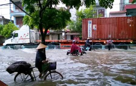 Các đường Lý Bôn, Lê Quý Đôn ở TP.Thái Bình nước ngập sâu sau mưa lớn, khiến giao thông đi lại rất khó khăn. Ảnh Dân Trí