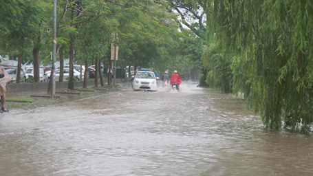 Một tuyến đường đã biến thành ‘sông’, gây khó khăn cho các phương tiện đi lại. Ảnh Dân Trí