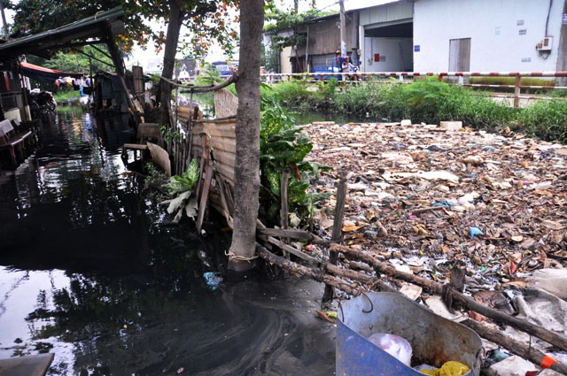 Ghi nhận, một phần nguyên nhân gây ngập úng trên đường Ấp Chiến Lược do lòng kênh tại đây bị thu hẹp, lấn chiếm, rác ken dày đặc gây hạn chế việc thoát nước mỗi khi mưa.