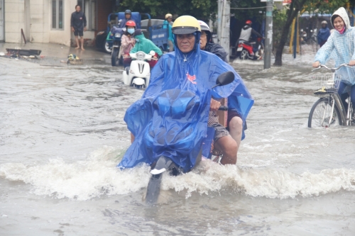  Vào chiều tối hai ngày 22, 23/10, cơn mưa lớn bất ngờ trút xuống, kéo dài khoảng hơn hai tiếng đồng hồ đã làm nhiều tuyến đường TP.HCM ngập nặng, kéo theo kẹt xe tại một số tuyến đường ra vào trung tâm thành phố. Ảnh Người Đưa Tin