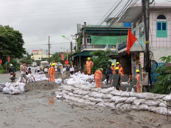 D&acirc;n qu&acirc;n Quảng Ninh đ&oacute;ng c&aacute;t v&agrave;o bao tải, đắp đ&ecirc; ngăn b&ugrave;n v&agrave; đất đ&aacute; tr&agrave;n khi mưa lớn