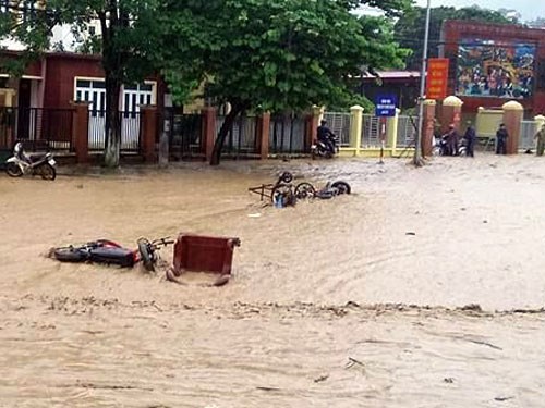 Nước lũ cuốn tr&ocirc;i xe m&aacute;y, đồ đạc người d&acirc;n tr&ecirc;n đường phố tại thị trấn Tuần Gi&aacute;o (Điện Bi&ecirc;n)