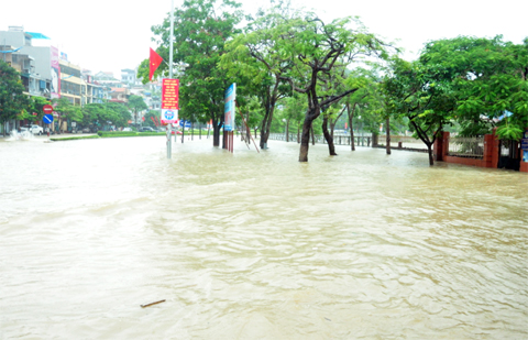 Mưa lũ Quảng Ninh kéo dài từ ngày 25/7 đến nay đã làm toàn bộ TP Hạ Long, TP Cẩm Phả bị tê liệt hoàn toàn về giao thông. Ảnh Người Đưa Tin