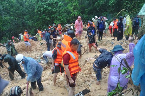 Mưa lũ Quảng Ninh làm 17 người thiệt mạng, 15 người bị thương; khoảng 3.700 hộ dân, trường học, bệnh xá ngập lụt; hàng trăm ngôi nhà sập đổ; tài sản, hoa màu của người dân mất trắng; hạ tầng Sòng Bài Trực Tuyến 13Win.com, giao thông hư hỏng... ước thiệt hại lên tới 1.500 tỷ đồng. Ảnh: Người Đưa Tin