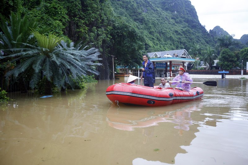 Người dân di chuyển qua đây chủ yếu bằng các phương tiện chuyên dụng trên sông nước của lực lượng chức năng. Ảnh: Vietnamnet