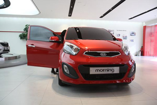 Chị em phụ nữ th&iacute;ch kiểu d&aacute;ng hiện đại c&oacute; thể chọn mua xe &ocirc; t&ocirc; gi&aacute; rẻ cho nữ Kia Morning 2012