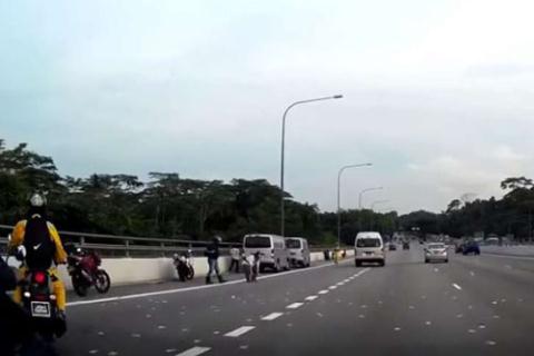 'Mưa tiền' bất ngờ đổ xuống tr&ecirc;n đường cao tốc Singapore