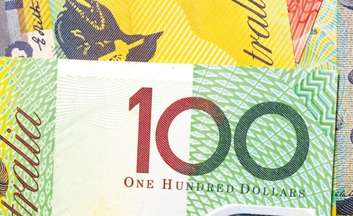 Một cơn &lsquo;mưa tiền&rsquo; gồm những đồng đ&ocirc; la Australia trị gi&aacute; 100 AUD rơi tr&ecirc;n đường cao tốc