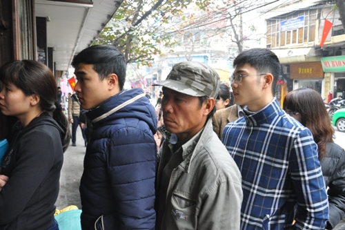 Người d&acirc;n ng&oacute;ng v&agrave;o ph&iacute;a trong cửa h&agrave;ng b&aacute;n b&aacute;nh