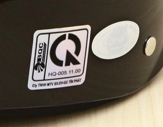Mẫu một chiếc mũ bảo hiểm được gắn dấu hợp quy. Ảnh: Internet
