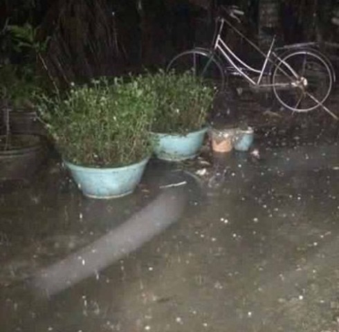 Mưa đ&aacute; ở Thừa Thi&ecirc;n - Huế k&eacute;o d&agrave;i 20 ph&uacute;t tối qua