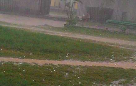 Nhiều vi&ecirc;n đ&aacute; từ tr&ecirc;n trời rơi xuống c&oacute; đường k&iacute;nh trung b&igrave;nh từ 5 &ndash; 10 cm