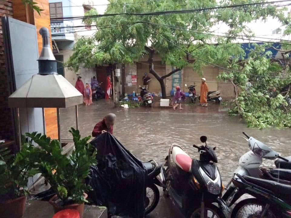 Ngập lụt tại đường Nguyễn Đ&igrave;nh Chiểu
