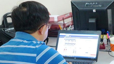 Mua v&eacute; t&agrave;u qua mạng