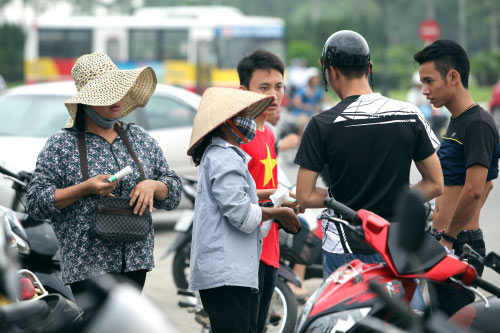 D&ugrave; gi&aacute; cao ngất ngưởng, nhiều CĐV vẫn phải cắn răng bỏ tiền mua v&eacute; xem trận b&aacute;n kết Việt Nam - Malaysia của chợ đen