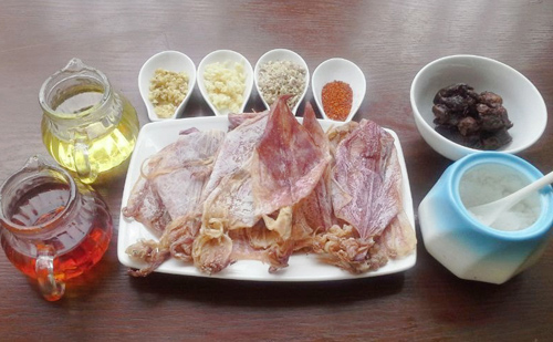 Những nguy&ecirc;n liệu cần chuẩn bị cho m&oacute;n mực kh&ocirc; rim me
