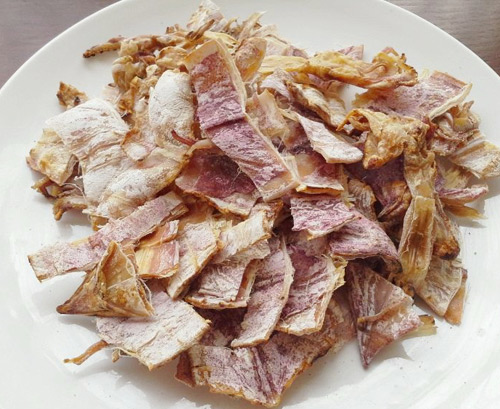 X&eacute; mực th&agrave;nh từng miếng nhỏ cho vừa ăn