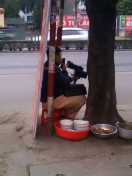 Chiến sĩ CSGT này chọn vị trí giữa biển hiệu quán ăn và một gốc cây, bên cạnh để nhiều bát đũa khiến nhiều người bật cười