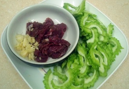 Bước ướp gia vị cho thịt b&ograve; v&agrave; chuẩn bị mướp đắng