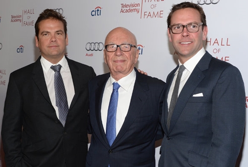Rupert Murdoch c&ugrave;ng hai con trai - Lachlan (tr&aacute;i) v&agrave; James (phải)