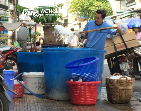 Mứt dừa được l&agrave;m trong c&aacute;c th&ugrave;ng nhựa k&eacute;m vệ sinh