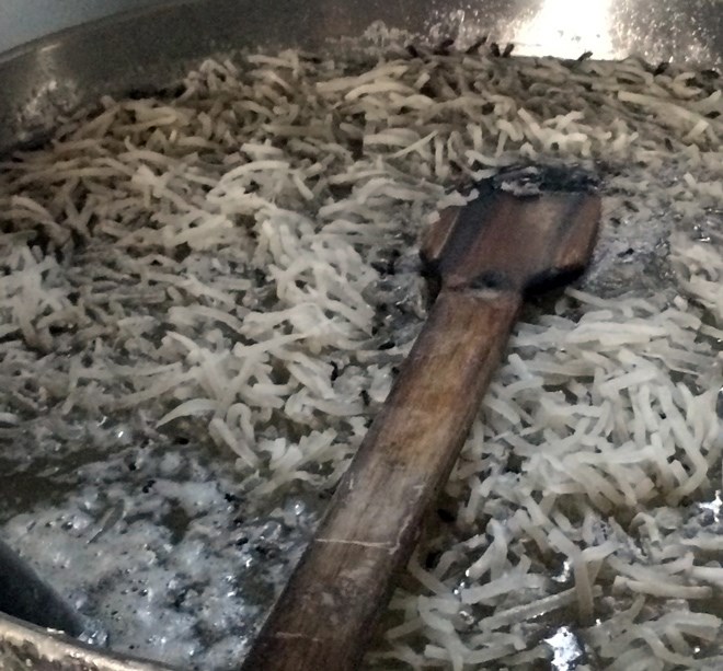 Mứt Tết Bẩn lẫn h&agrave;ng loạt ruồi, vi khuẩn 