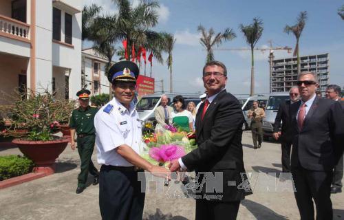 L&atilde;nh đạo Cảnh s&aacute;t biển Việt Nam ch&agrave;o mừng Bộ trưởng Quốc ph&ograve;ng Mỹ tới thăm c&aacute;n bộ, chiến sỹ V&ugrave;ng Cảnh s&aacute;t biển 1