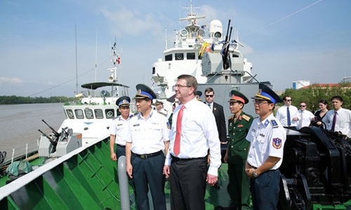 Bộ trưởng Quốc ph&ograve;ng Mỹ tham quan t&agrave;u Cảnh s&aacute;t biển Việt Nam tại V&ugrave;ng Cảnh s&aacute;t biển 1