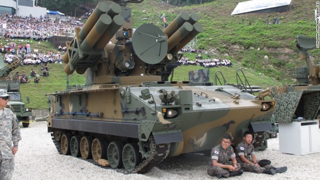 Hệ thống t&ecirc;n lửa ph&ograve;ng kh&ocirc;ng K-SAM hay &ldquo;Pegasus&rdquo; nặng 26 tấn v&agrave; tầm bắn tối đa đạt 9 km, một trong c&aacute;c loại vũ kh&iacute; c&oacute; mặt trong cuộc tập trận