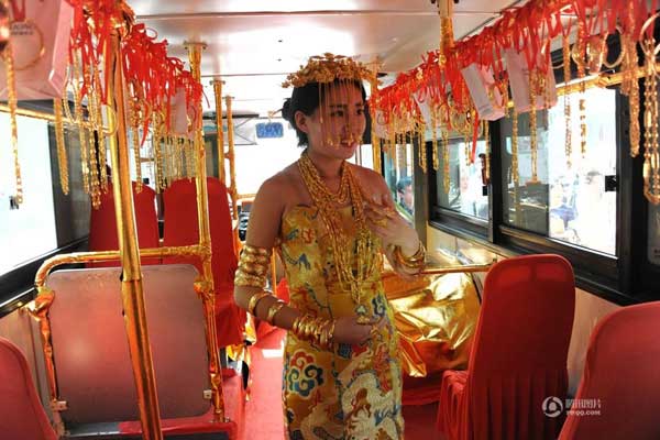 Mỹ nh&acirc;n đeo v&agrave;ng đi tr&ecirc;n xe bus v&agrave; mọi người c&oacute; thể lục tung t&igrave;m qu&agrave; b&iacute; mật
