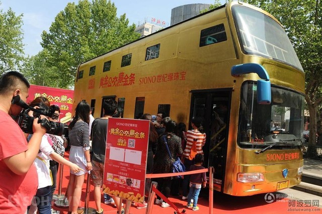 Chiếc xe bus d&aacute;t v&agrave;ng h&agrave;ng trăm triệu Nh&acirc;n d&acirc;n tệ ở Trung Quốc