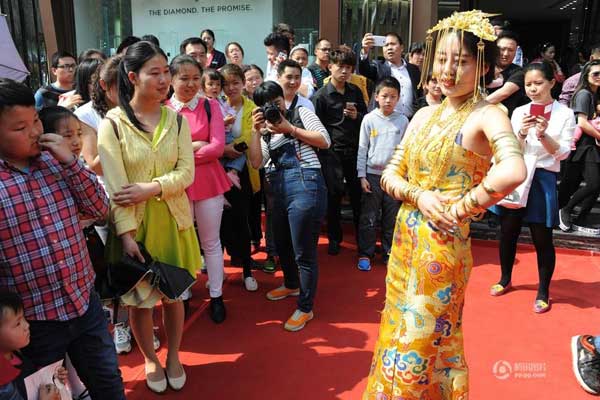 Mỹ nh&acirc;n đeo h&agrave;ng chục c&acirc;y v&agrave;ng cho mọi người chi&ecirc;m ngưỡng