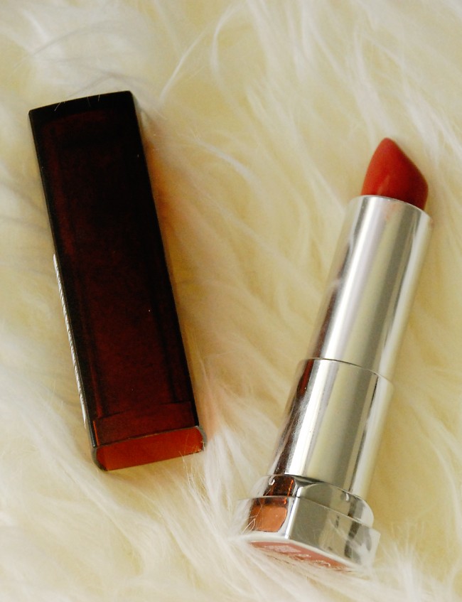 Son Maybelline Color Sensational in Rum Riche  gi&uacute;p bạn c&oacute; một đ&ocirc;i m&ocirc;i mềm mại trong suốt 4h