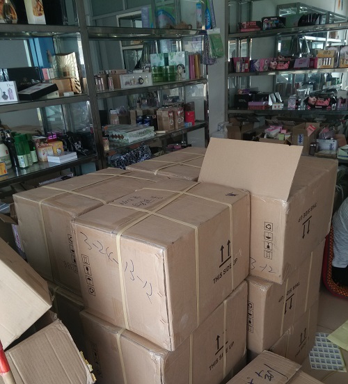 Mỹ phẩm rởm được b&agrave;y b&aacute;n tr&agrave;n lan c&ocirc;ng khai