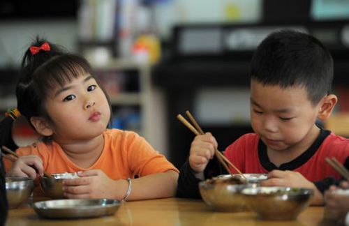 Kh&ocirc;ng n&ecirc;n cho trẻ ăn mỳ ch&iacute;nh qu&aacute; sớm