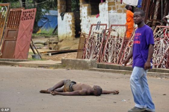 X&aacute;c nạn nh&acirc;n mắc Ebola bị người d&acirc;n vứt ra đường v&igrave; sợ l&acirc;y nhiễm.