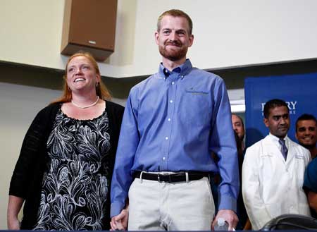 B&aacute;c sĩ Kent Brantly, nhiễm virus Ebola ở Liberia, đứng b&ecirc;n cạnh vợ trong cuộc họp b&aacute;o c&ocirc;ng bố &ocirc;ng tho&aacute;t khỏi căn bệnh nguy hiểm tại Bệnh viện Đại học Emory ở Atlanta, Mỹ, ng&agrave;y 21/8/2014