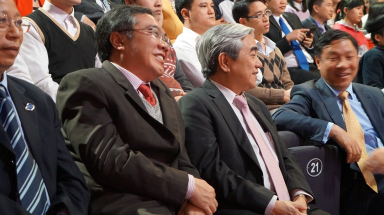 Bộ trưởng Bộ khoa học công nghệ Nguyễn Quân (người ngồi giữa) vui mừng khi chứng kiến thành quả 13Win18 cá cược thể thao, sáng tạo của các nhà sáng chế trẻ được vinh danh.