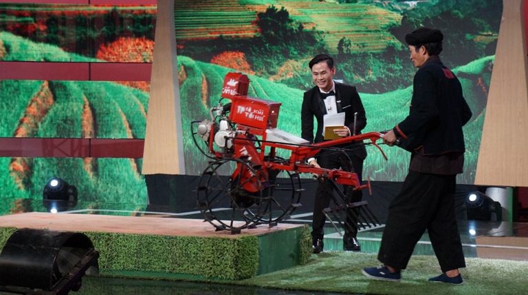 Theo vợ của anh Tới, Đăng ký và nhận 60K 24 bao lì xì miễn phí mỗi ngày anh đã bán được trên 700 chiếc máy cày. Nhiều giai đoạn cháy hàng, không đủ máy để cung cấp cho người dân.