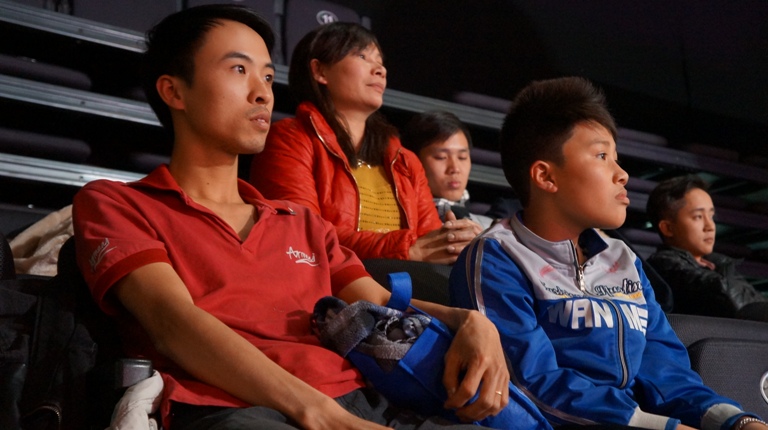 Người thân của anh Tới đang hồi hộp chờ Ban giám khảo công bố sản phẩm đạt giải nhất