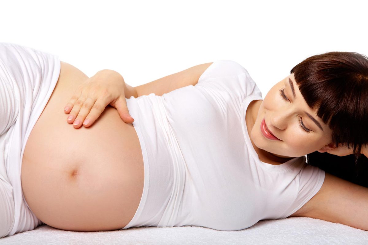 Thay v&igrave; nằm ngửa b&agrave; bầu n&ecirc;n nằm nghi&ecirc;ng sang tr&aacute;i để thai nhi ph&aacute;t triển khỏe mạnh