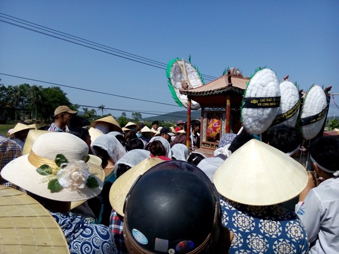 Người th&acirc;n, h&agrave;ng x&oacute;m đến đưa tiễn nam thanh ni&ecirc;n xấu số