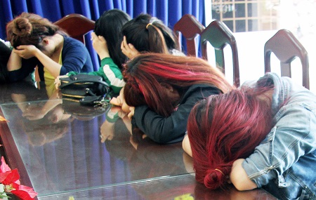Gần 20 đối tượng bị bắt tại &lsquo;ổ&rsquo; massage tr&aacute; h&igrave;nh ở Nha Trang, Kh&aacute;nh H&ograve;a
